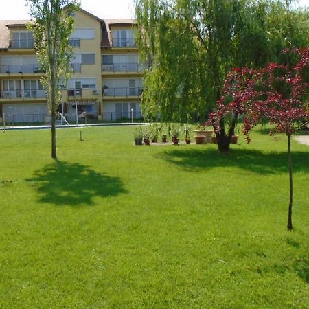 Venusz Apartman Cserkeszőlő Eksteriør bilde